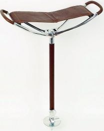 Et benet stol i læder, brun